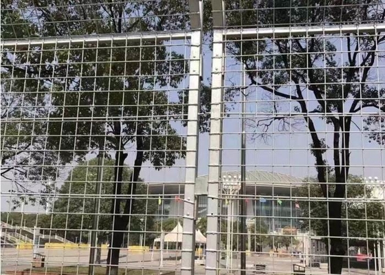संक्षारण रोधी 2 मीटर ऊंचाई रोल टॉप फेंसिंग गहरे हरे रंग की पीवीसी लेपित सतह