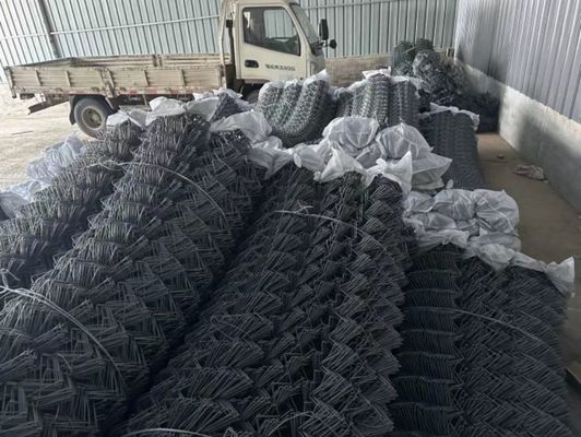 ढलानों और सड़कों पर चट्टान गिरने के खतरों को कम करने के लिए बाधा समाधान प्रदान करने वाला लचीला रॉकफॉल सुरक्षा जाल