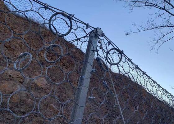 ढलानों और सड़कों पर चट्टान गिरने के खतरों को कम करने के लिए बाधा समाधान प्रदान करने वाला लचीला रॉकफॉल सुरक्षा जाल